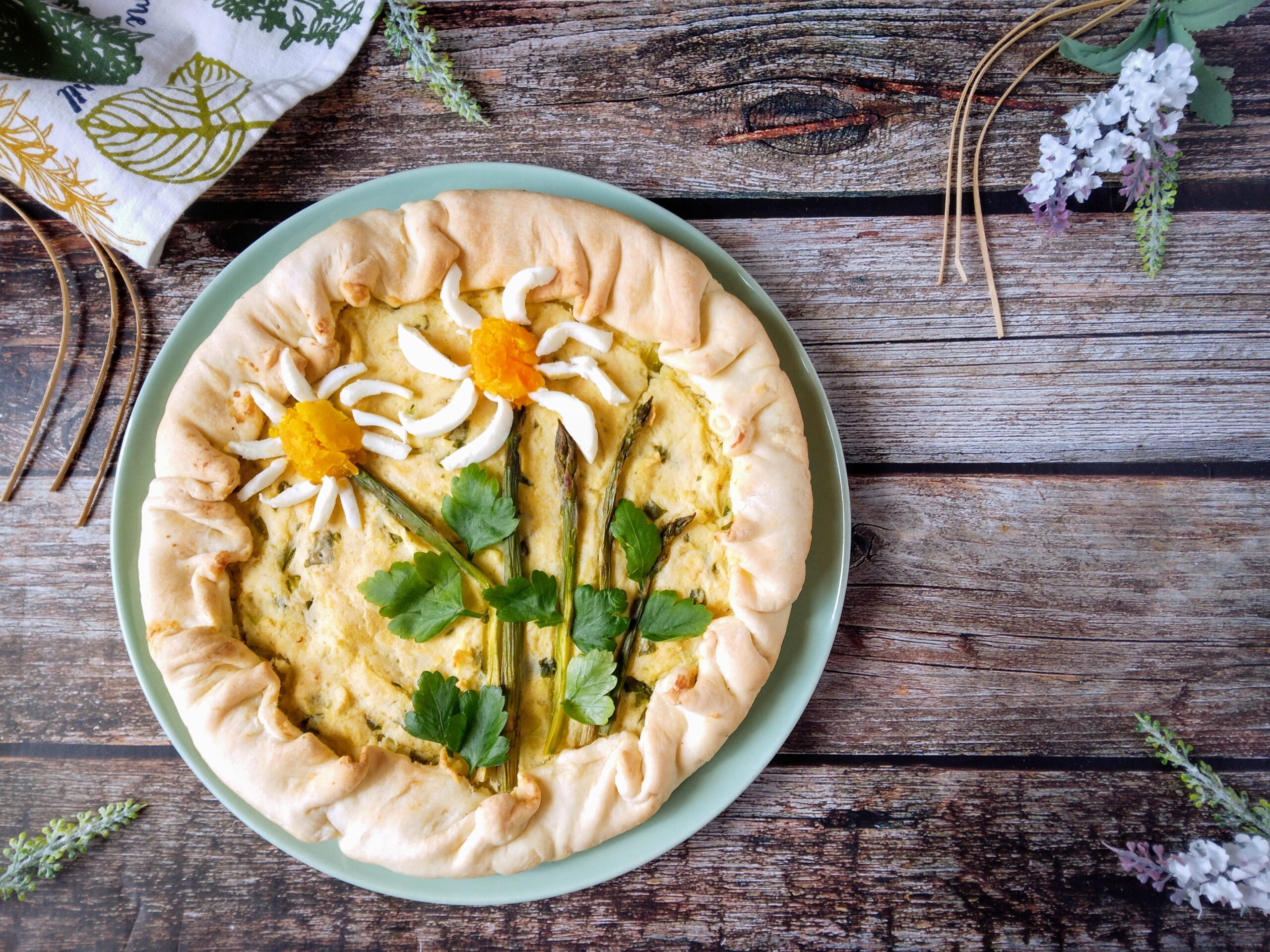 Tarta salada con espárragos y patatas: deliciosa y espectacular delicia primaveral.