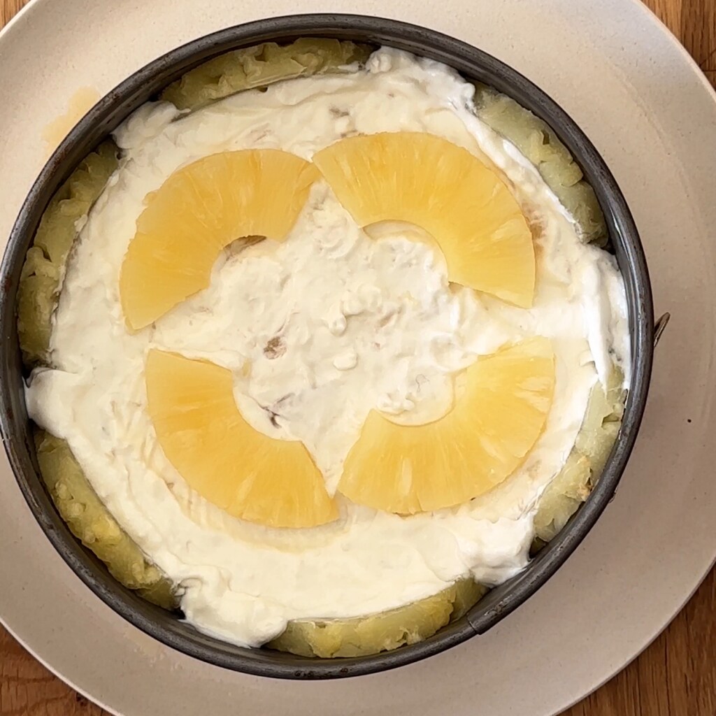 tarta semifría sin azúcar de yogur griego con rodajas de piña
