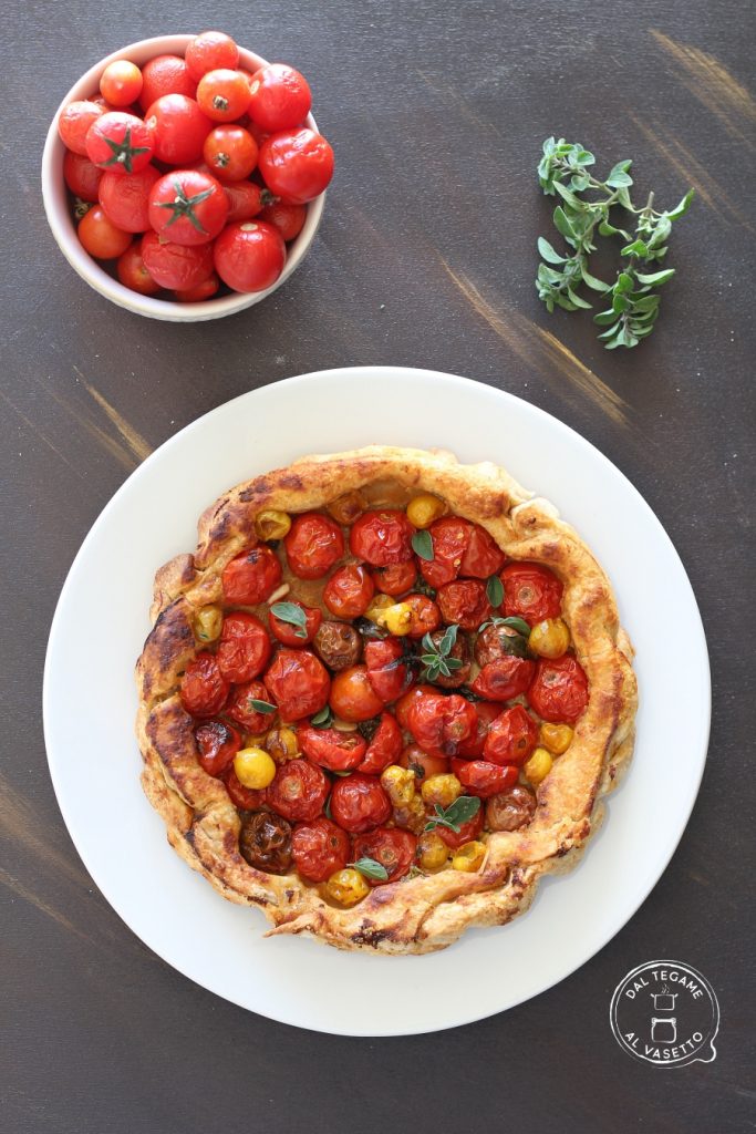 tarta tatin salada con masa de hojaldre y tomatitos en la freidora de aire
