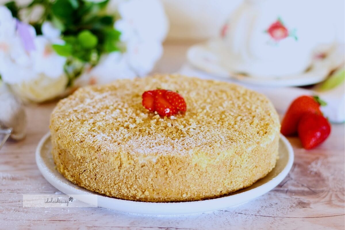 Tarta desmenuzada fría de fresas sin hornear
