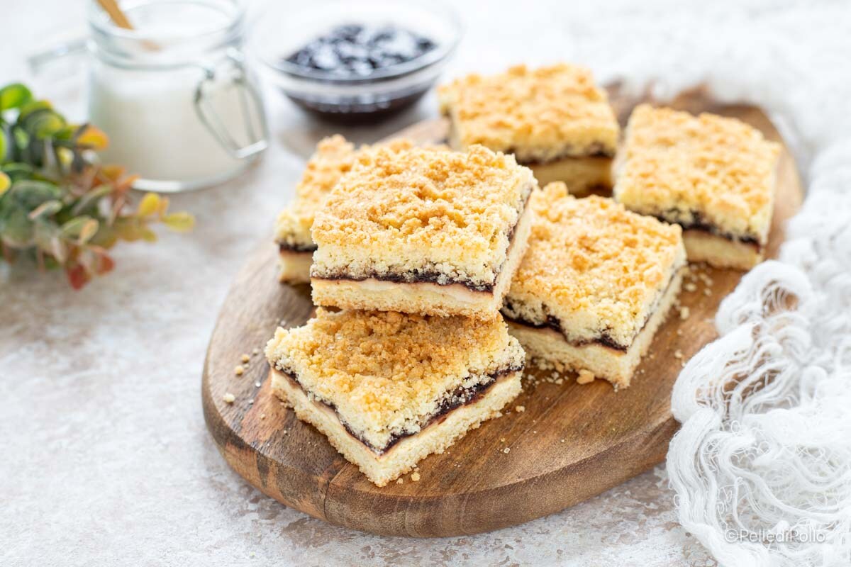 Tarta desmenuzada con mermelada de cerezas y ricotta
