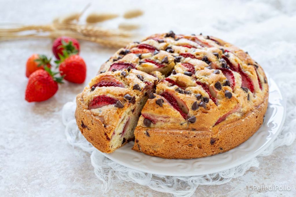 tarta con fresas y gotas de chocolate