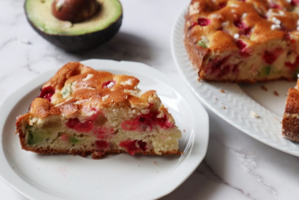 tarta con aguacate y grosellas