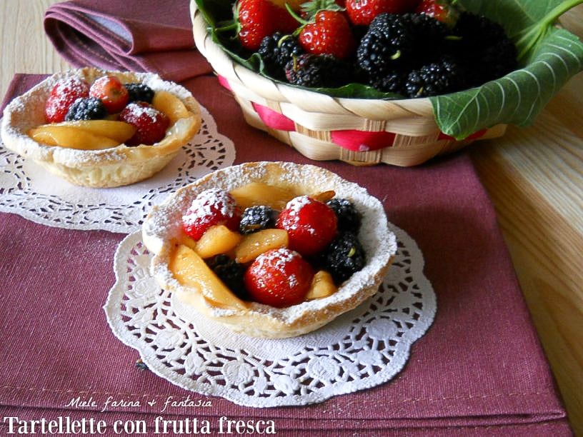 Tartaletas con fruta fresca y gelatina de naranjas