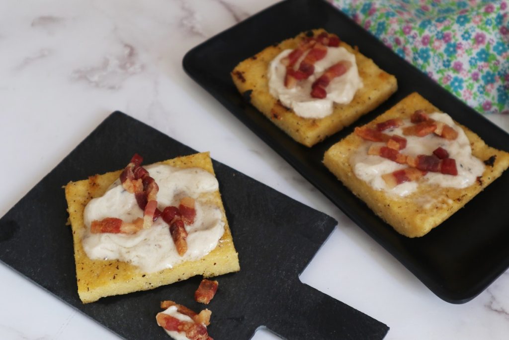tartaletas de polenta de 5 cereales con panceta