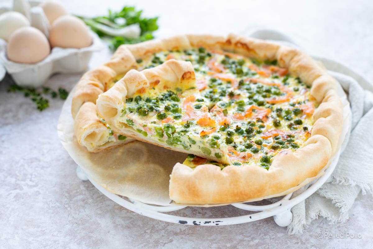 Tarta salada con guisantes y salmón