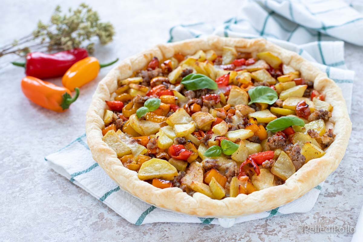 Tarta salada con patatas, salchicha y pimientos