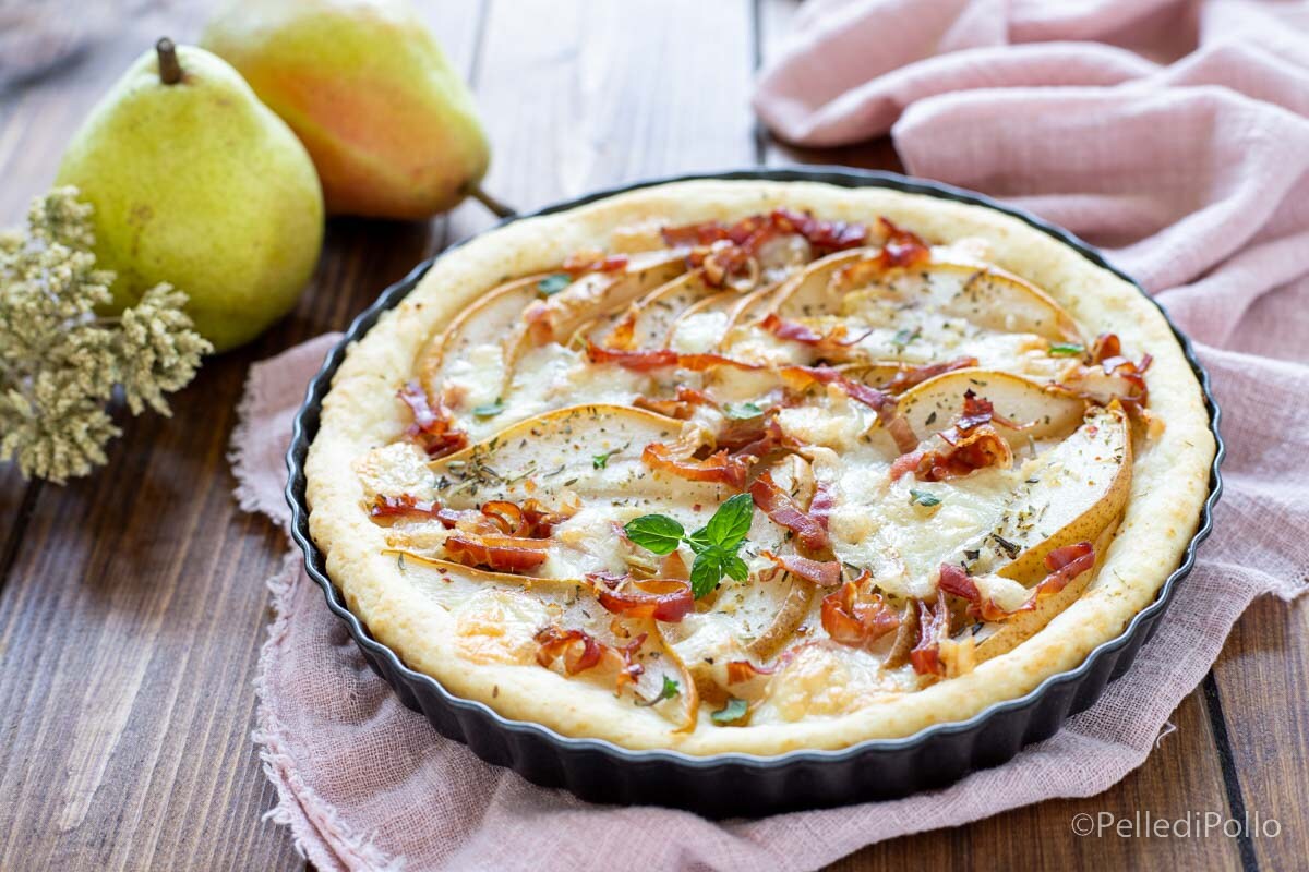 Tarta salada con peras y speck