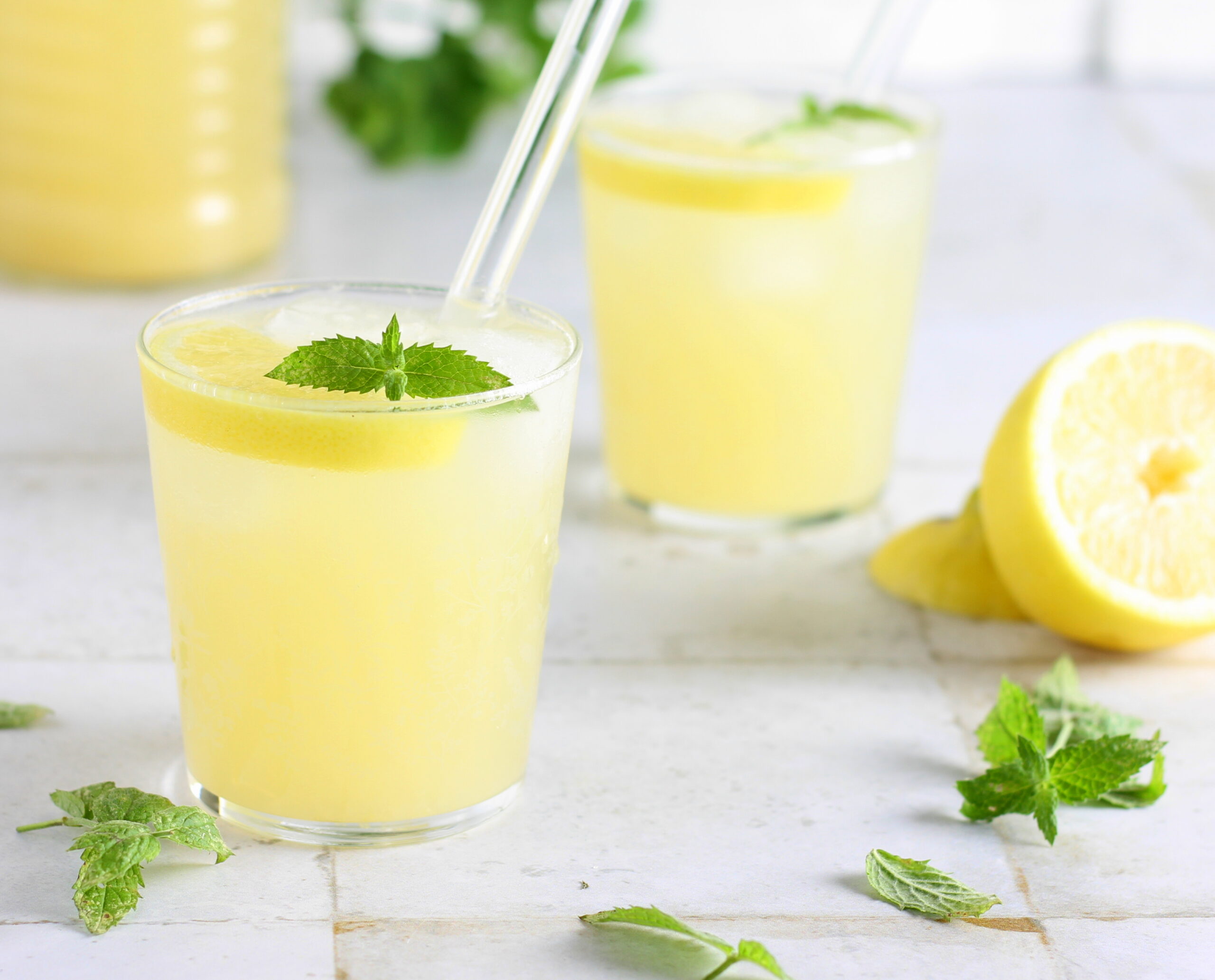 Té verde con jugo y cáscara de limón