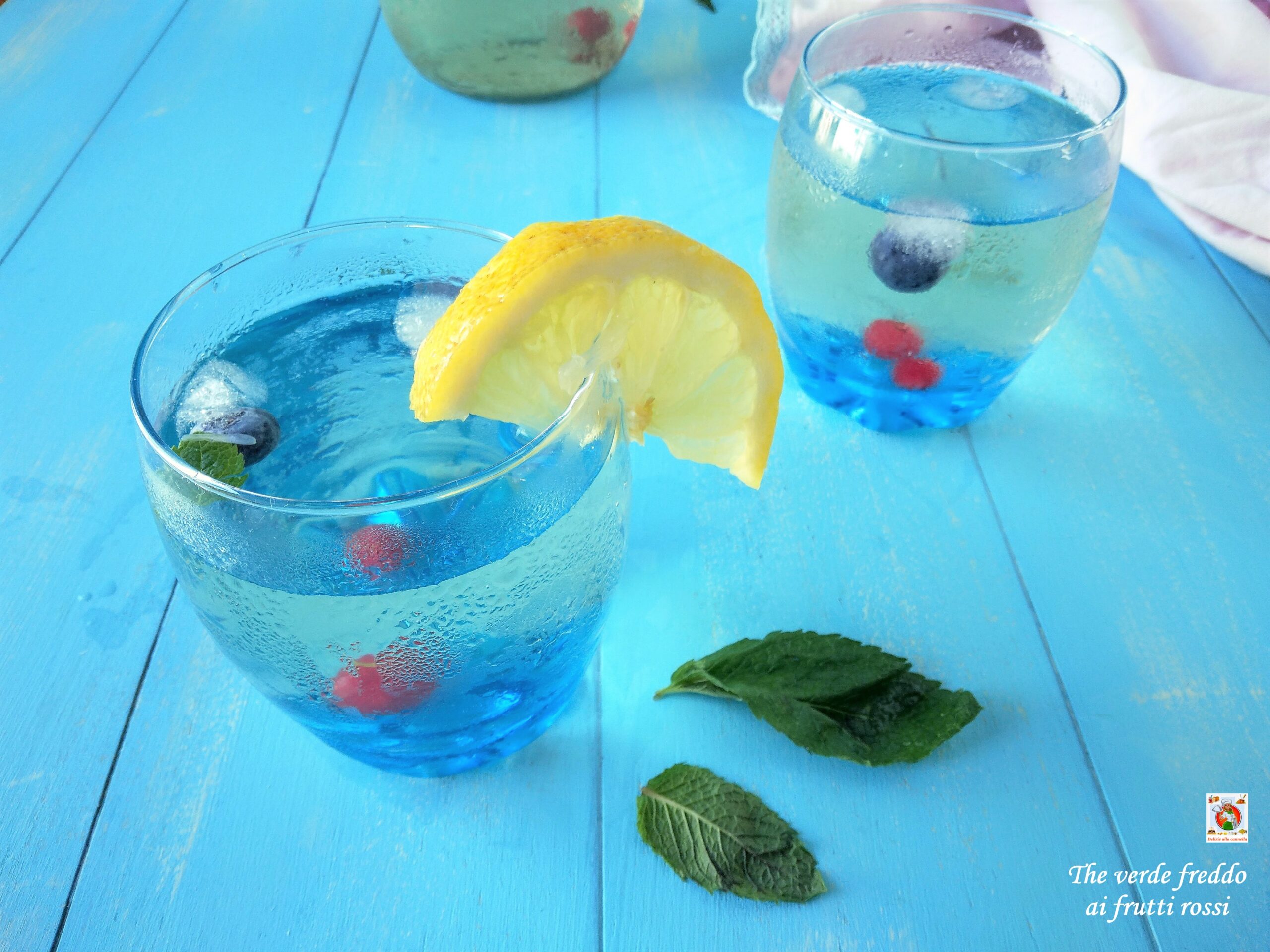 Té verde frío con frutos rojos