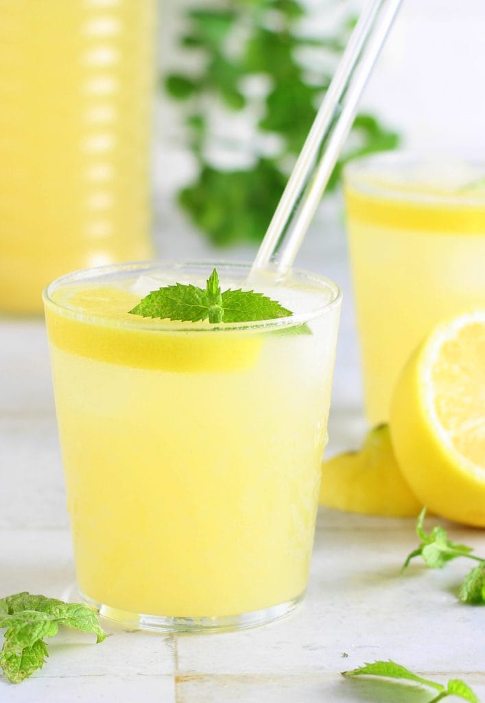 Té verde con jugo y cáscara de limón
