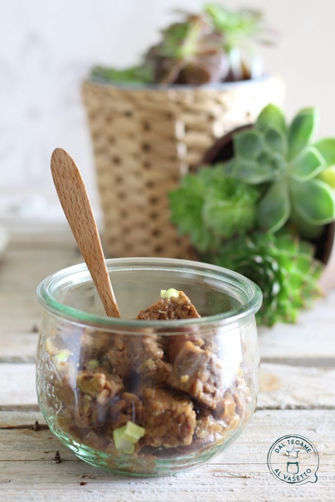 cubos de tempeh con almendras cocido en cocción en tarro al microondas en el tarro
