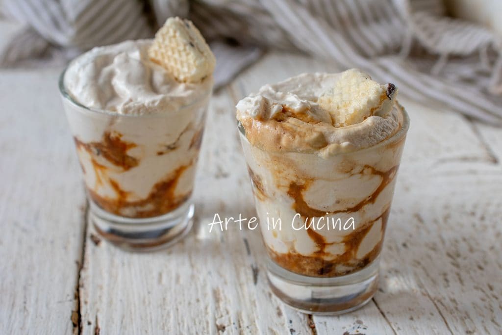 Tiramisú yogurt y wafer al café