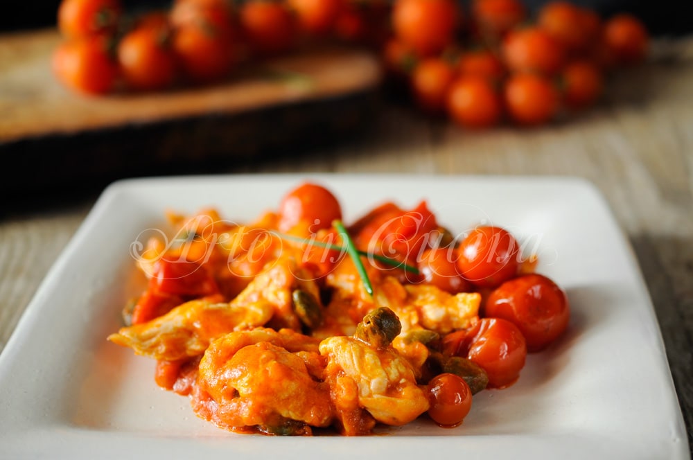 Tiritas de pollo tomatitos y alcaparras rápidas