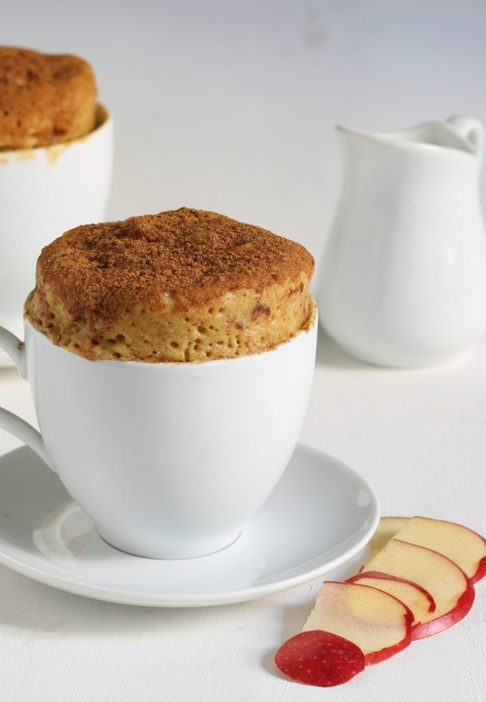 Pastelitos de manzana en taza al microondas