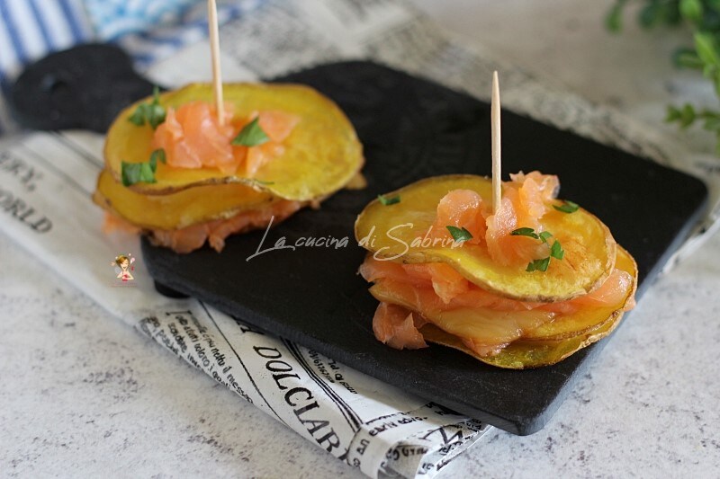 Mini torretas de patatas y salmón