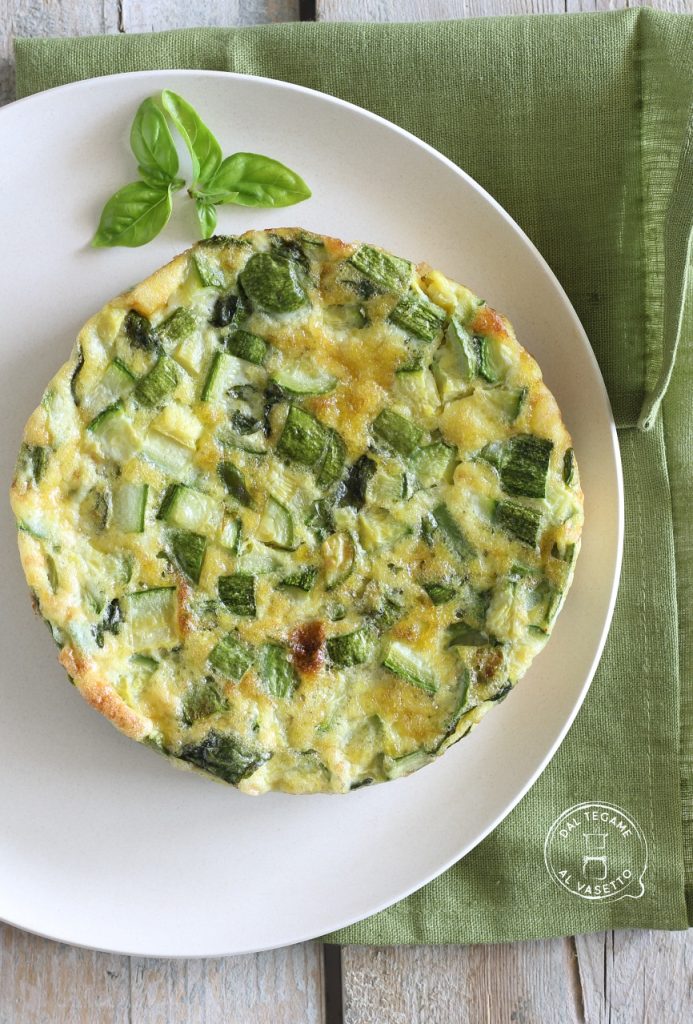 calabacines y huevos cocidos en el microondas en tortilla