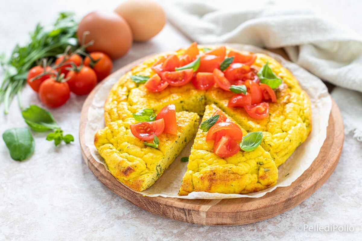 Tortilla esponjosa con hierbas y tomatitos