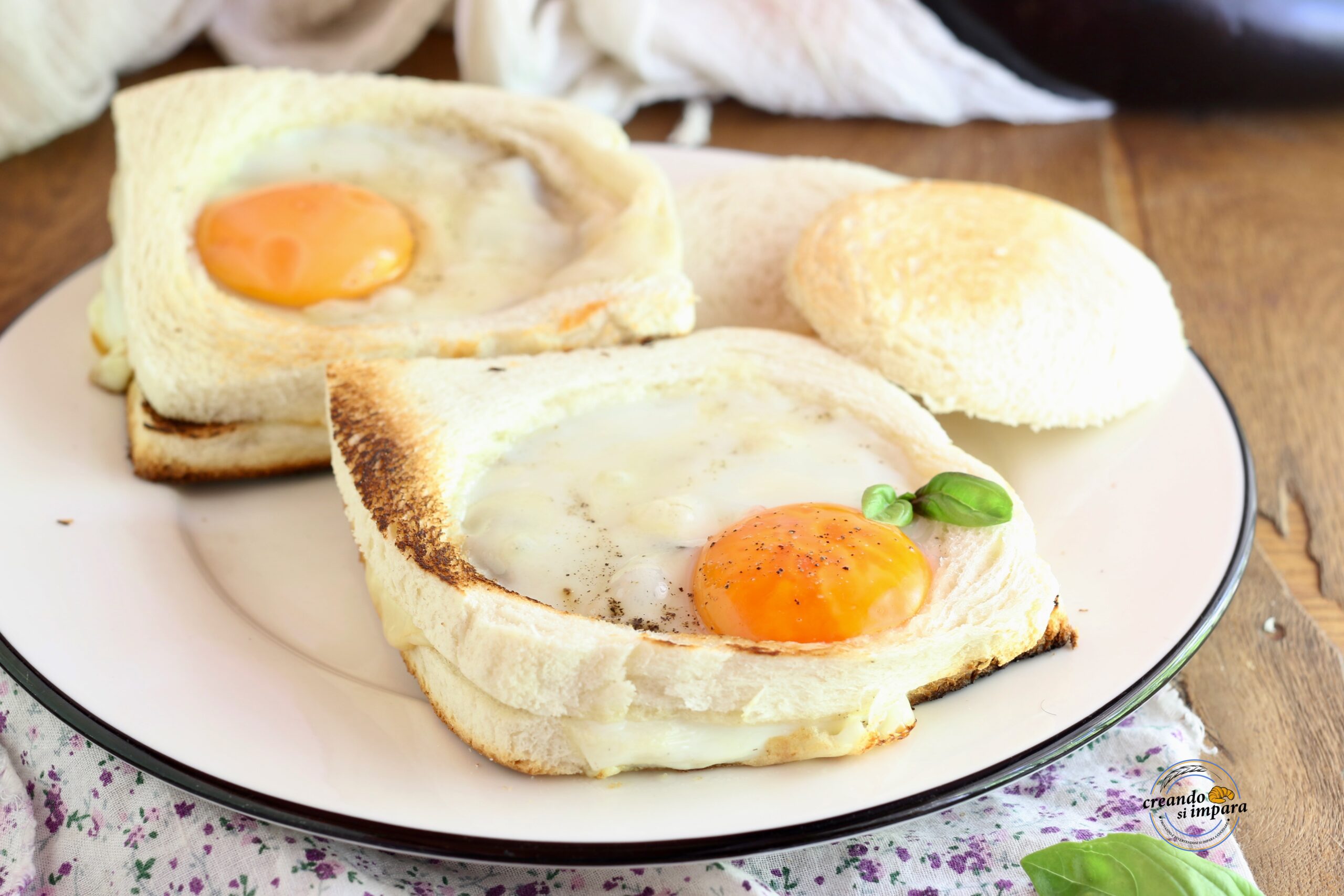 Tostada con huevos y berenjenas