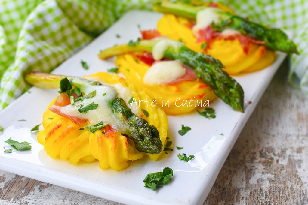 Tostadas de patata con espárragos aperitivo