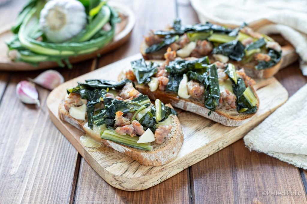 tostadas con salchicha y achicoria
