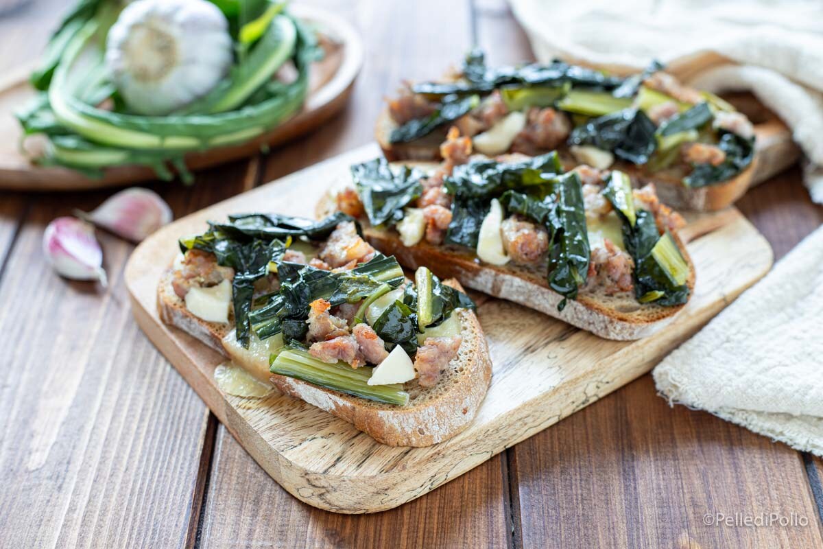 Tostadas con salchicha y achicoria