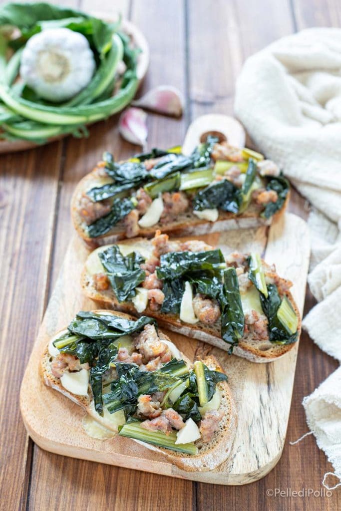 bruschettas con achicoria y salchicha