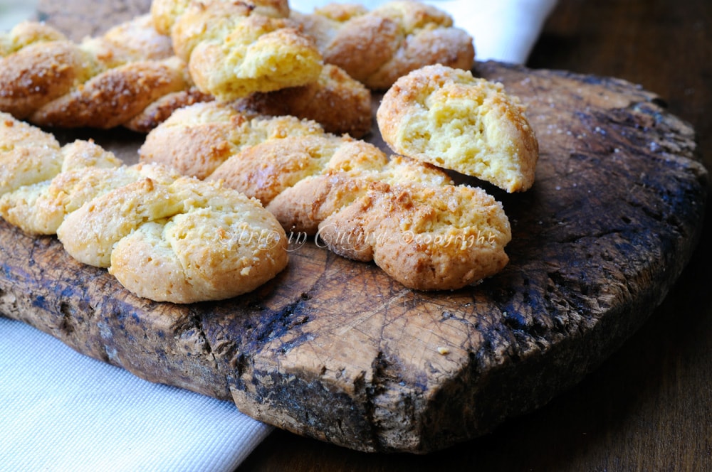 Trencitas dulces de masa quebrada con almendras galletas fáciles