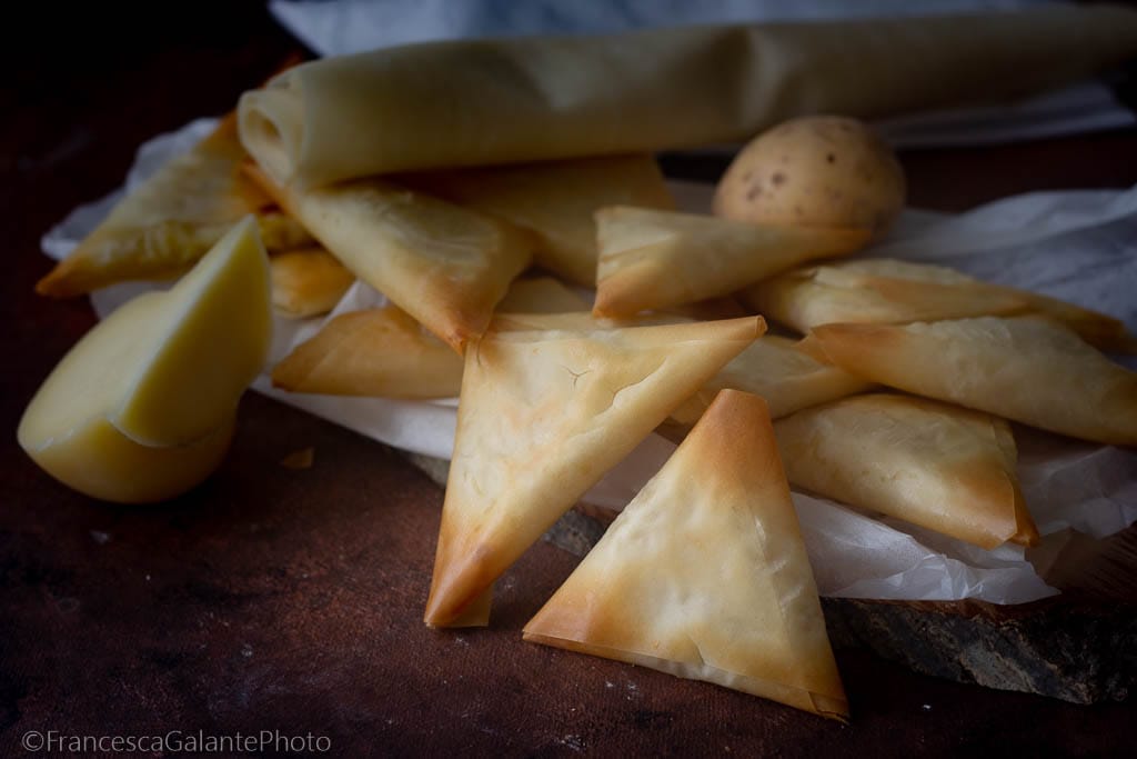 Triángulos de pasta filo con patatas, jamón cocido y queso