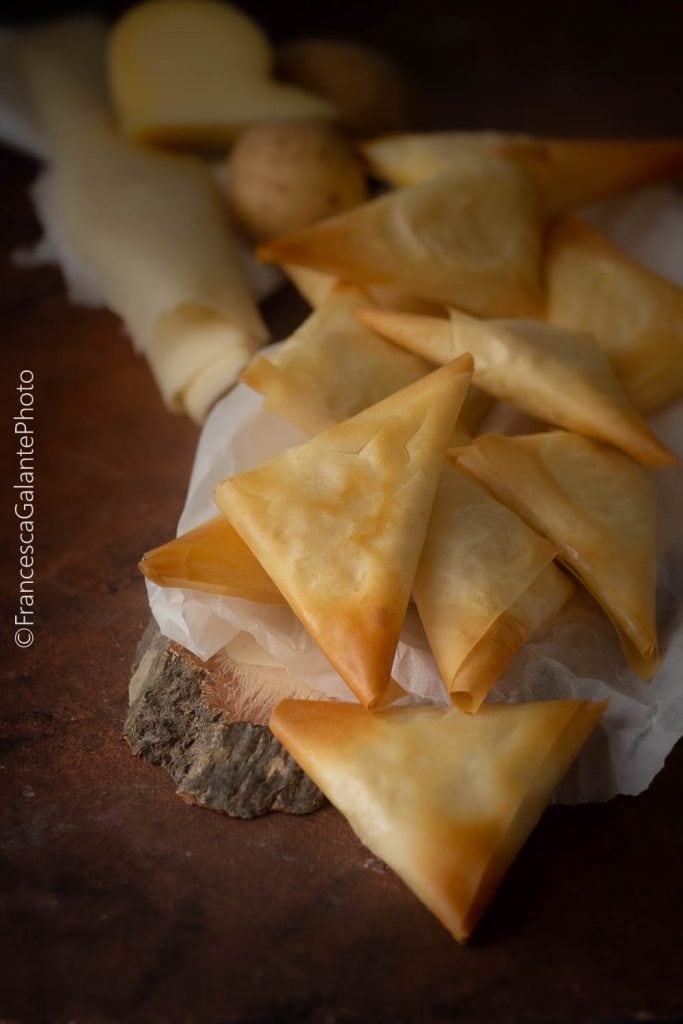 Triángulos de pasta filo con patatas, jamón cocido y queso