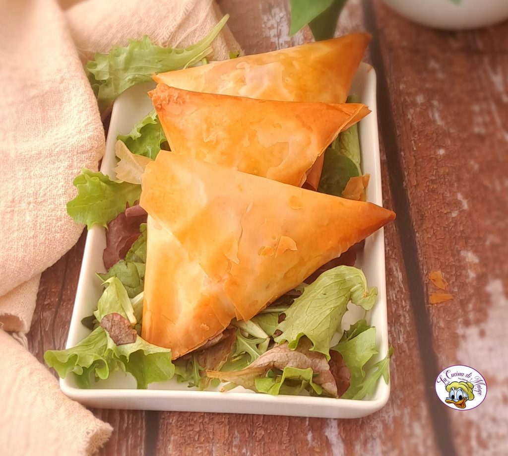 Triángulos de pasta filo con jamón y queso