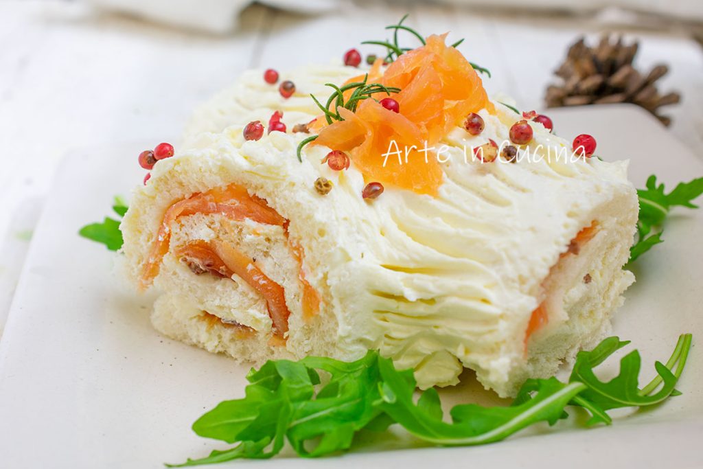 Tronco de Navidad salado con salmón y aceitunas