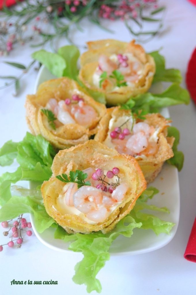 Cestas de patatas empanadas con queso y gambas