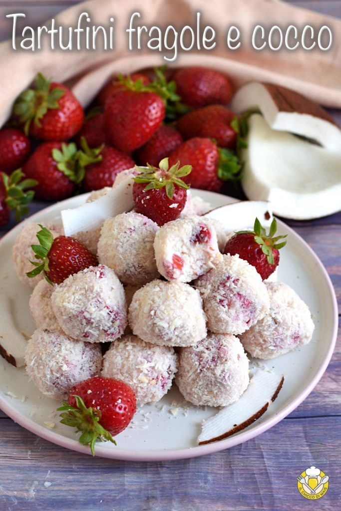 v_ trufas de fresa y coco sin cocción, dulces ligeros y frescos con ricotta y fresas el chicco di mais