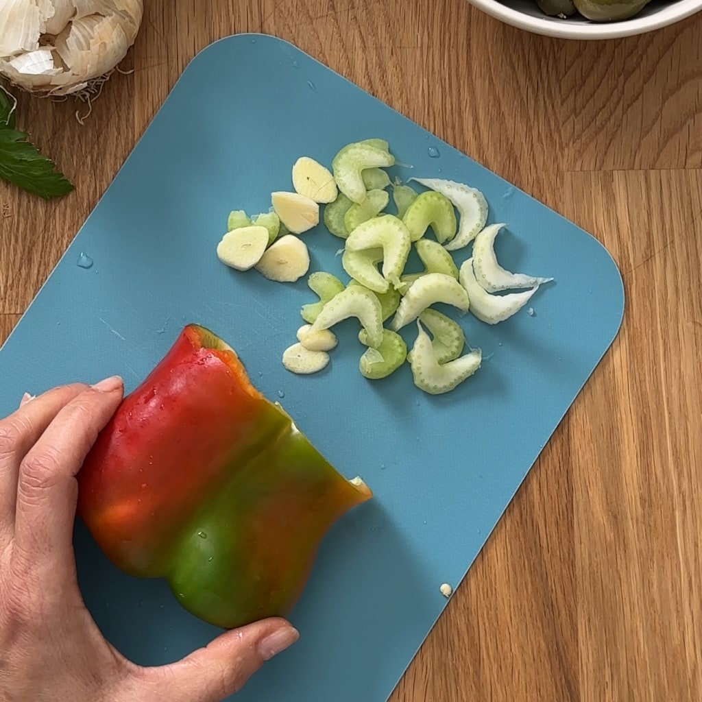 pimiento apio y ajo para hacer las aceitunas verdes machacadas