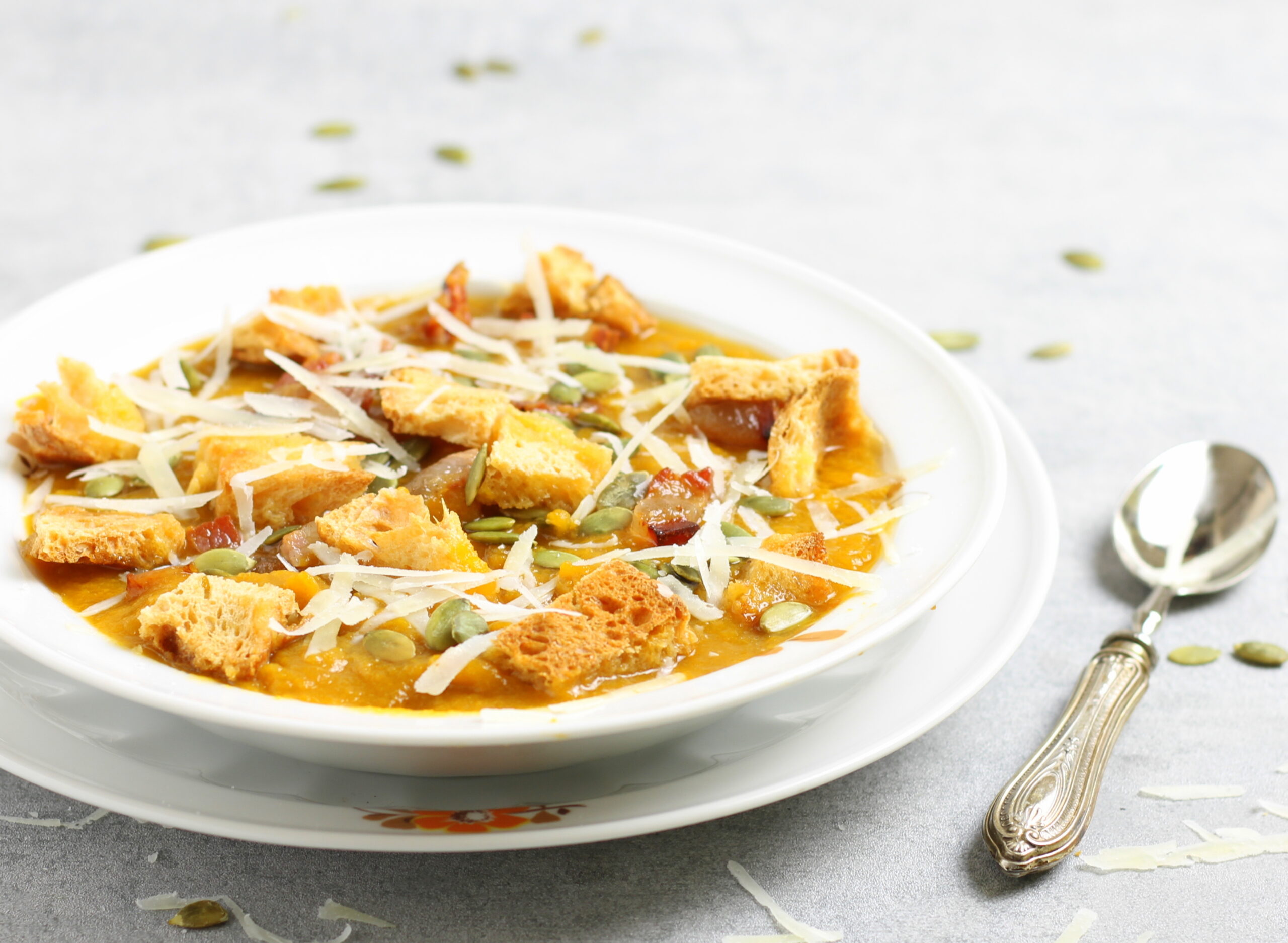 Sopa de zanahorias y puerros con panceta crujiente