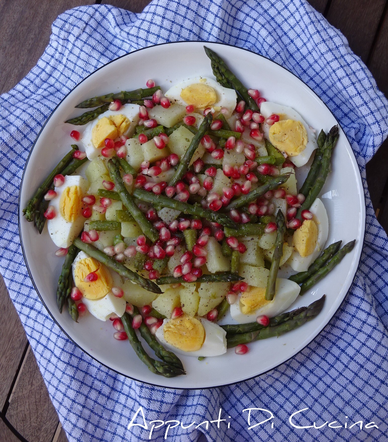 ENSALADA CON HUEVOS Y ESPÁRRAGOS