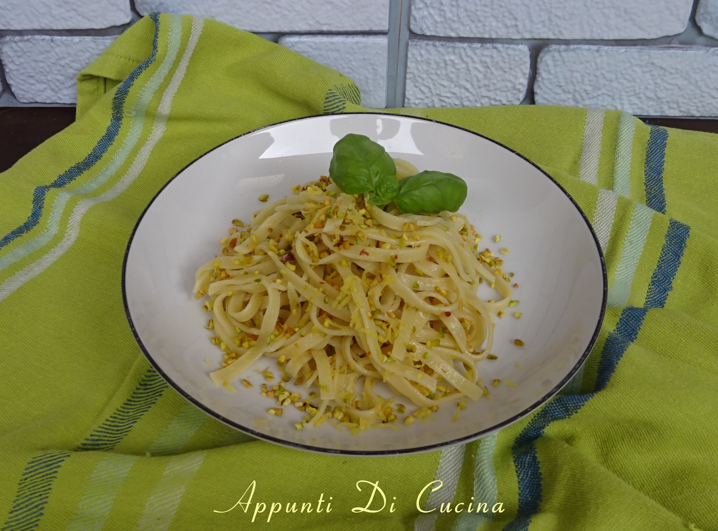 TAGLIATELLE CON PISTACHOS Y LIMÓN