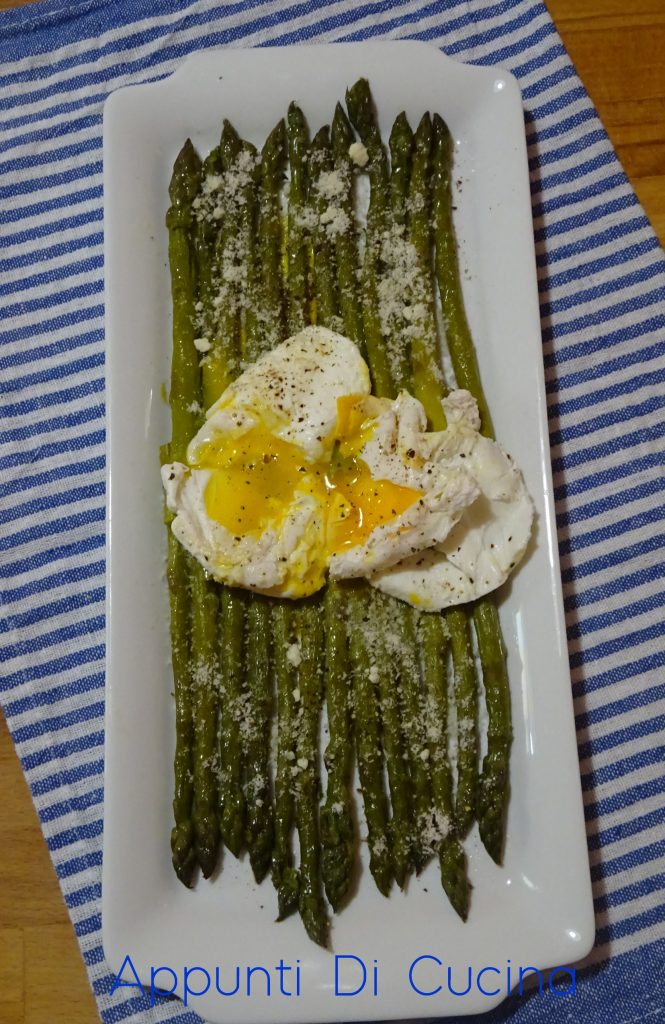 Espárragos con huevos escalfados