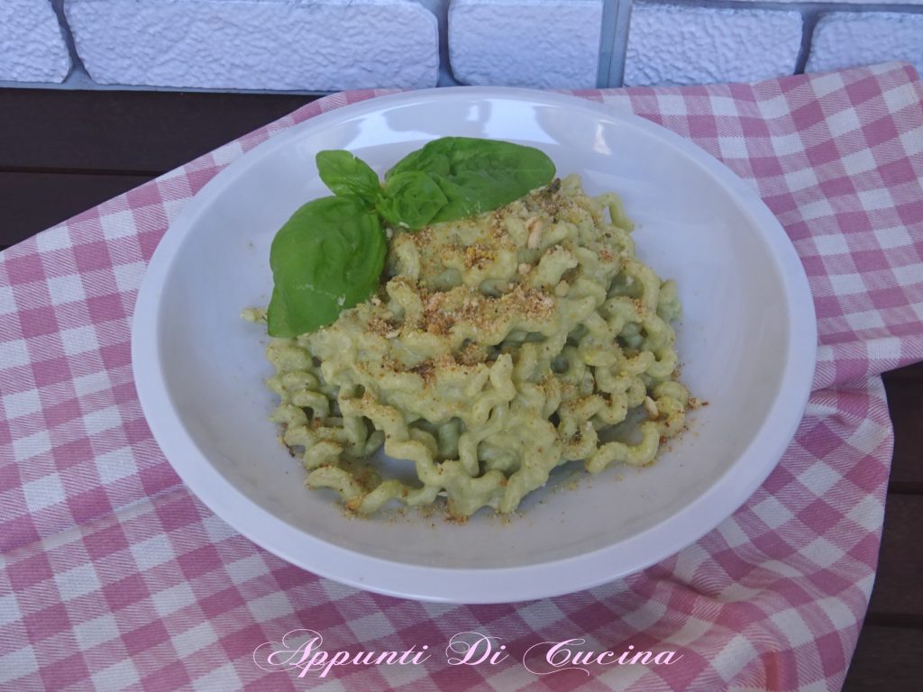 Fusilli largos con pesto de calabacines