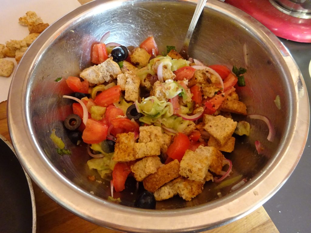Panzanella aceitunas y pan crujiente