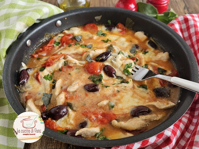 Pollo en sartén con tomatitos y scamorza