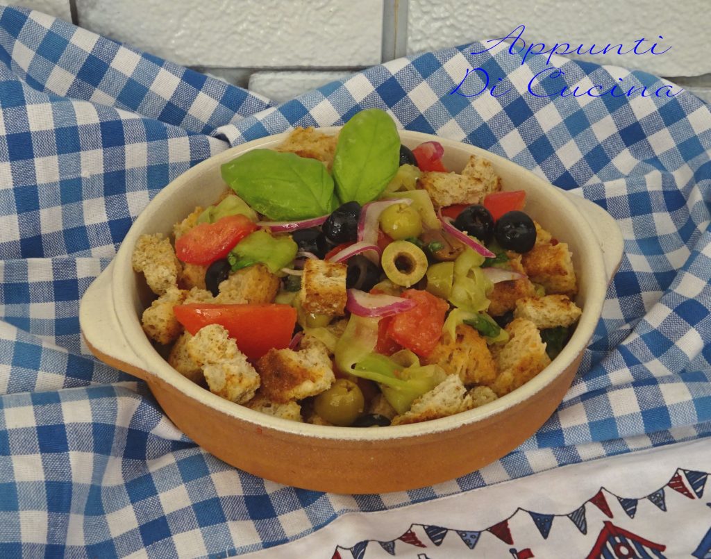 Panzanella aceitunas y pan crujiente