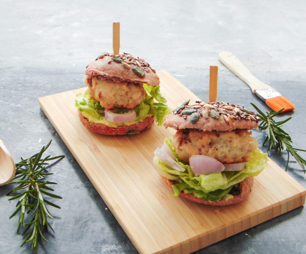 HAMBURGUESA DE POLLO CON PANECILLO ROSA