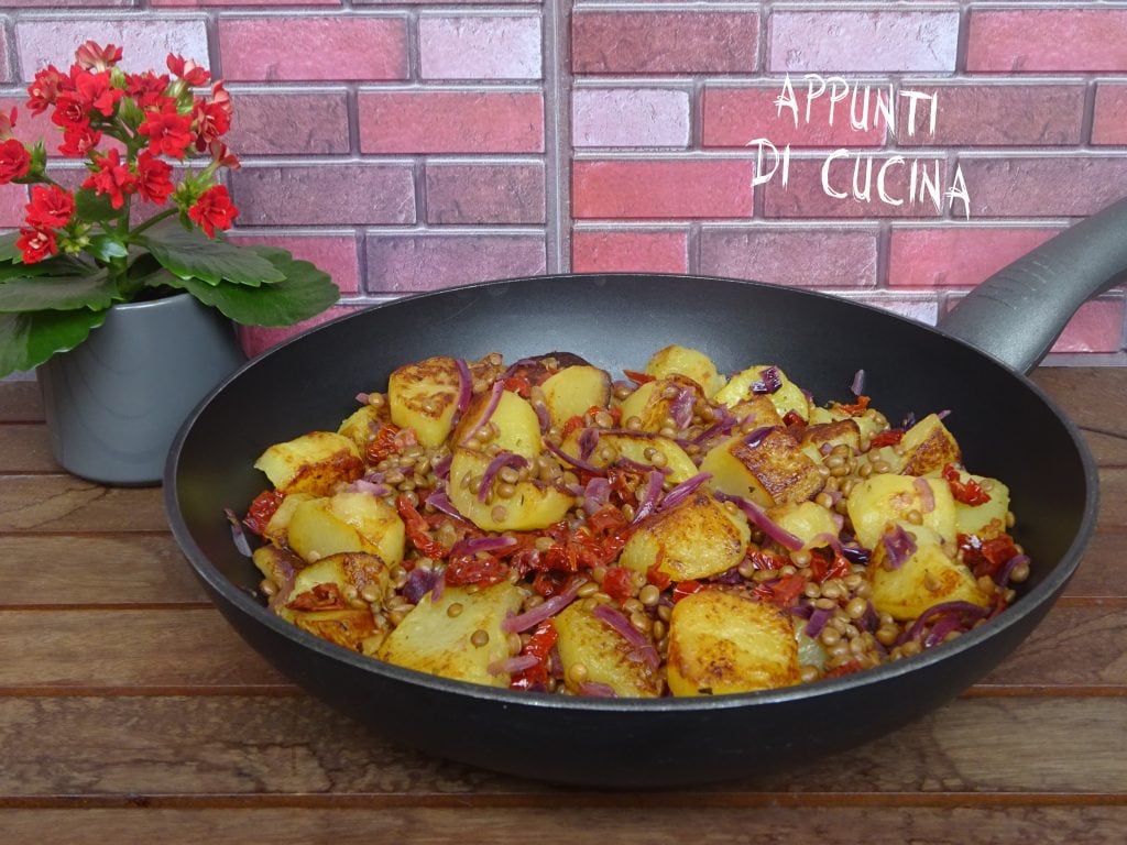 Patatas y lentejas en sartén