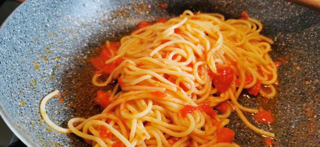 Espaguetis con tomate fresco