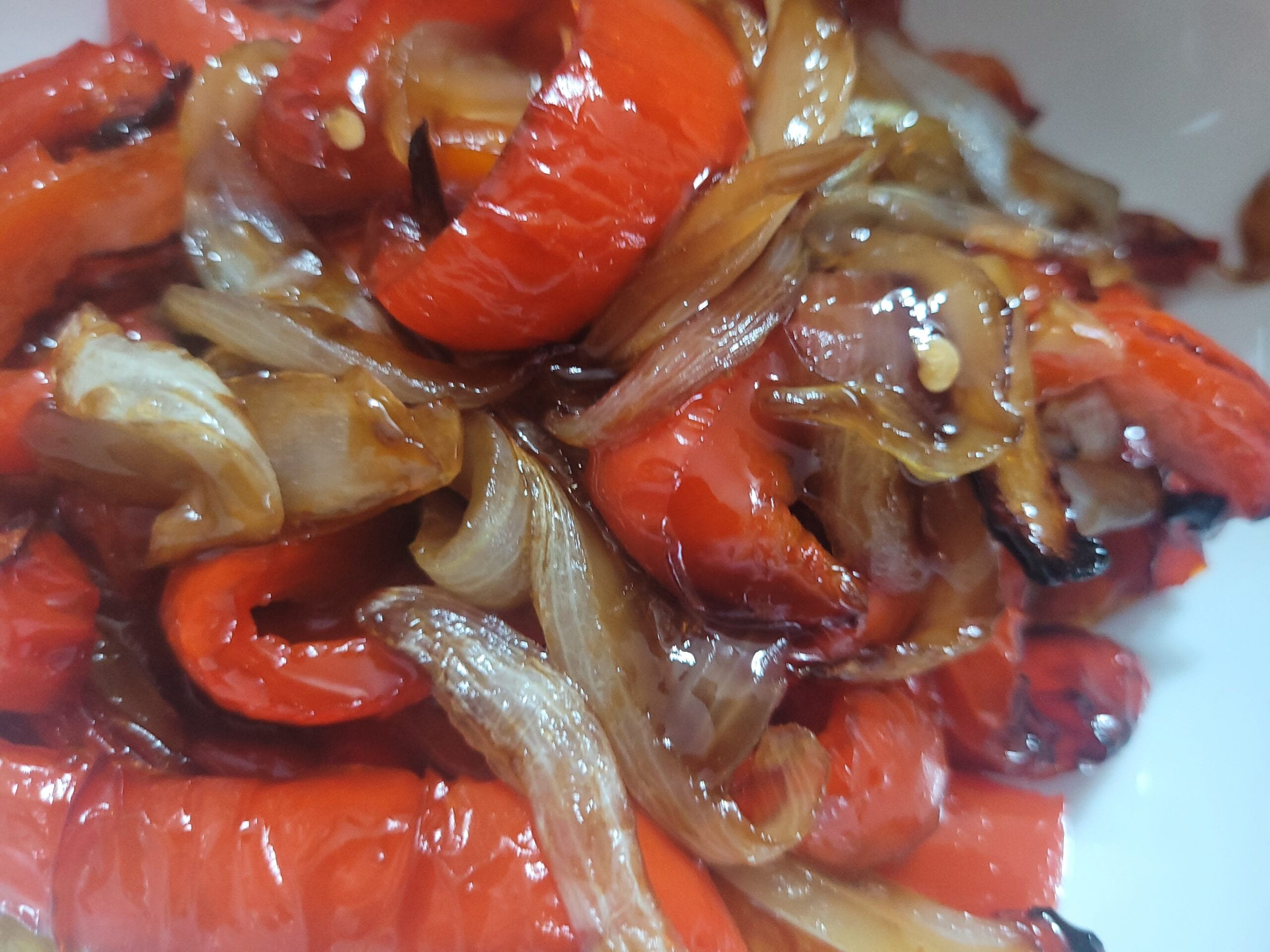 Pimientos y cebollas caramelizadas en freidora de aire