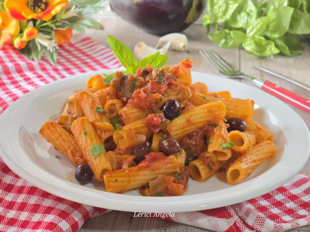 Pasta con tomate, berenjenas, alcaparras y aceitunas