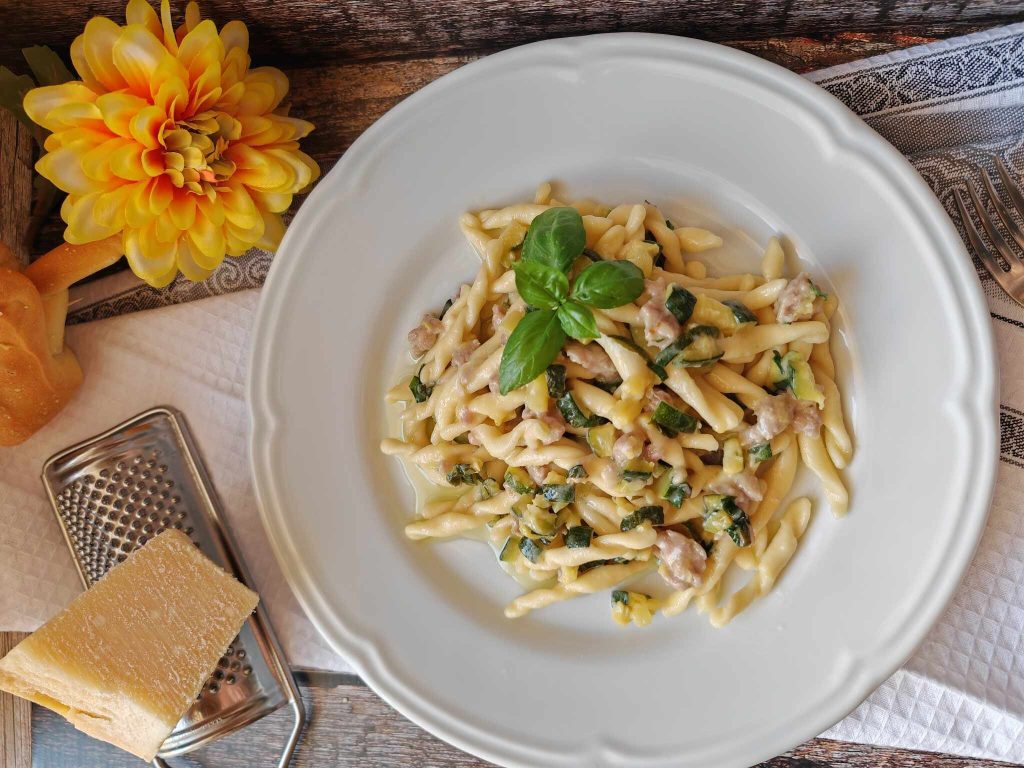 Pasta con calabacines y salchicha