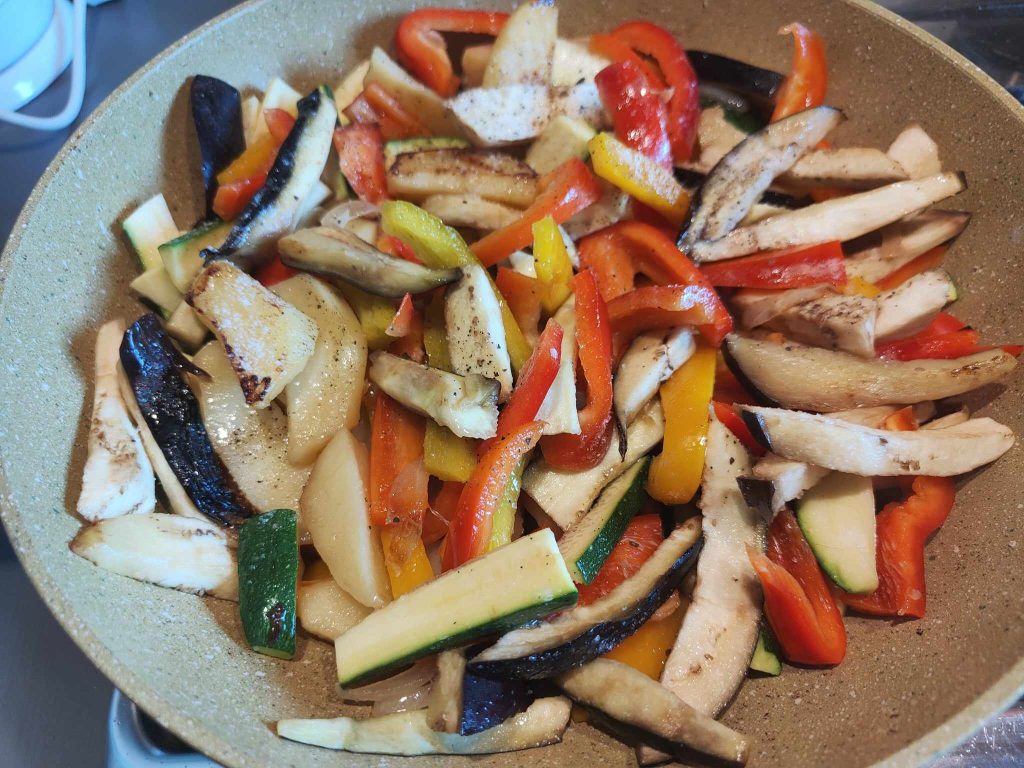 Fricandó de verduras y albahaca